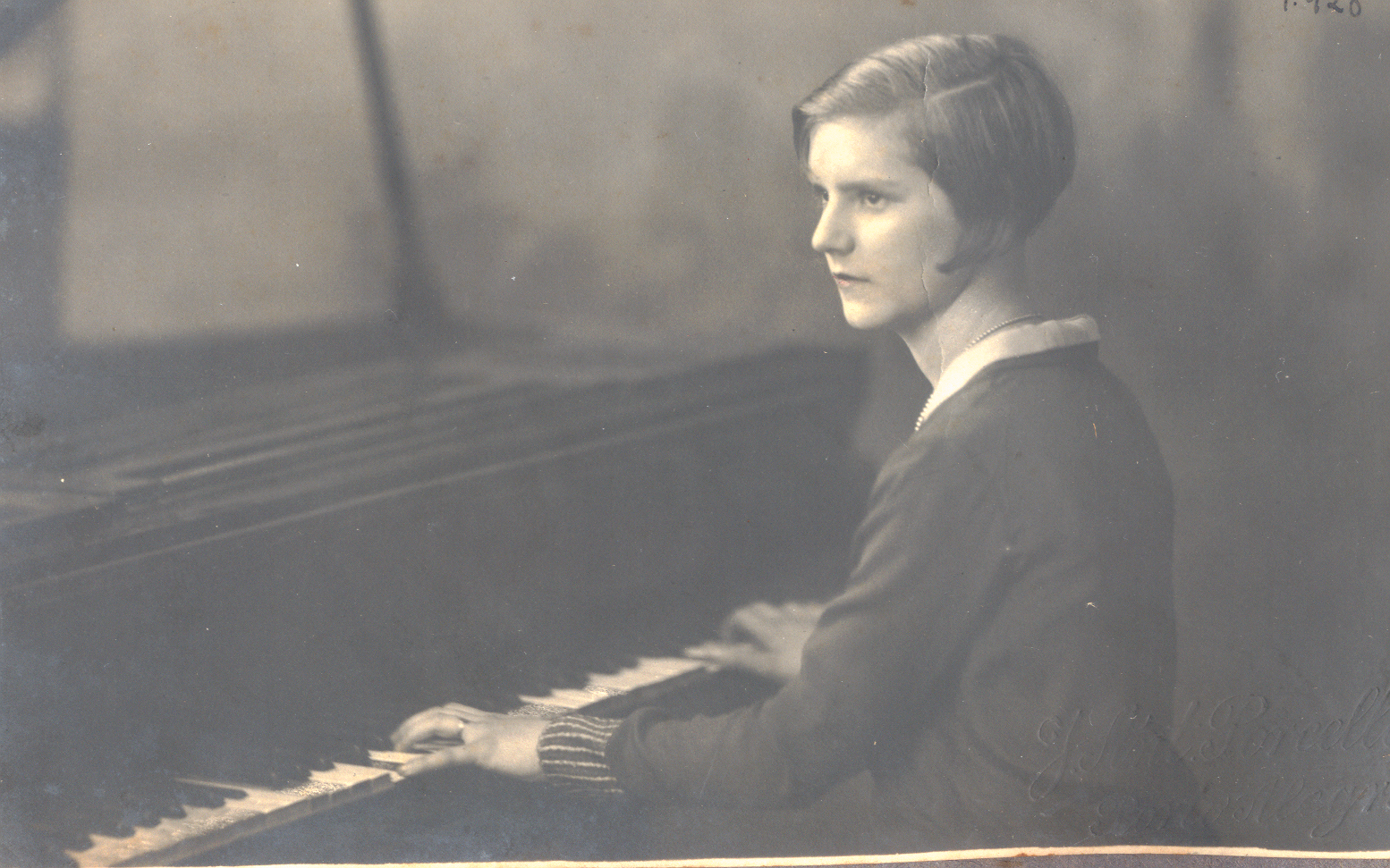 Pianista e professora de piano Aída Gnattali (1911-2008), irmã de Radamés, aos 16 anos.