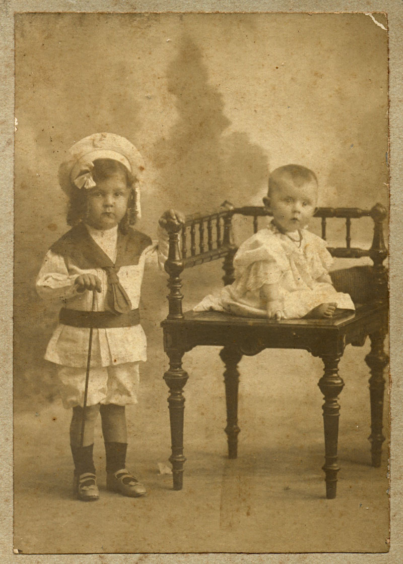 Radamés and his brother, Ernani (1908/1968), in late 1908. I was supposed to be called Ernani, my mother liked that name a lot. But, at the time, the son of a relative was born, and she named him Ernani. When I was born, my mother, not to give me the same name, chose Radamés. But the boy died a few months later. Then, when my brother was born, my mother then named him Ernani", Radamés told.