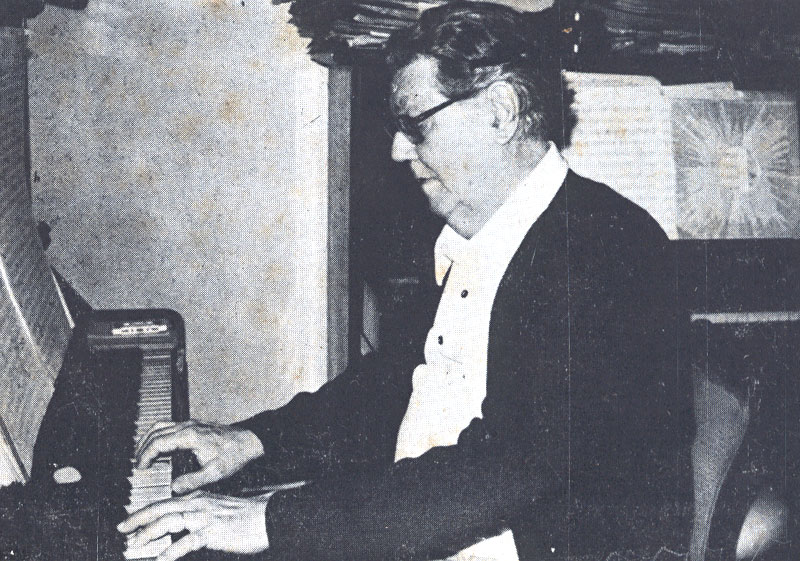 Radamés didn't give lessons, he said that 'you can't teach someone to be a musician,' and that was that. On the other hand, the musicians who have enjoyed his friendship are unanimous in recognizing that they have learned a lot from Radamés. At the age of 79, in a statement recorded at the Museu da Imagem e do Som (Image and Sound Museum), in Rio de Janeiro, Radamés makes a surprising statement: 'I would like to teach what I have learned (...) I have a lot of experience and I would like to pass it on, but I don't know how'. 
Photo: Lis Helena de C. Ferrete