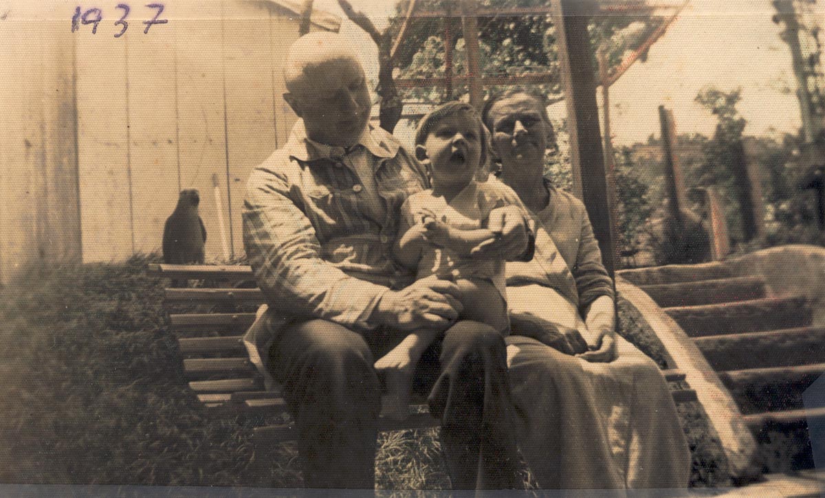 Alexandre Gnattali, firstborn son of Radamés and Vera, with Alessandro and Adélia, paternal grandparents, and Bulungo, Aída's aunt's parrot, in Porto Alegre, 1937.