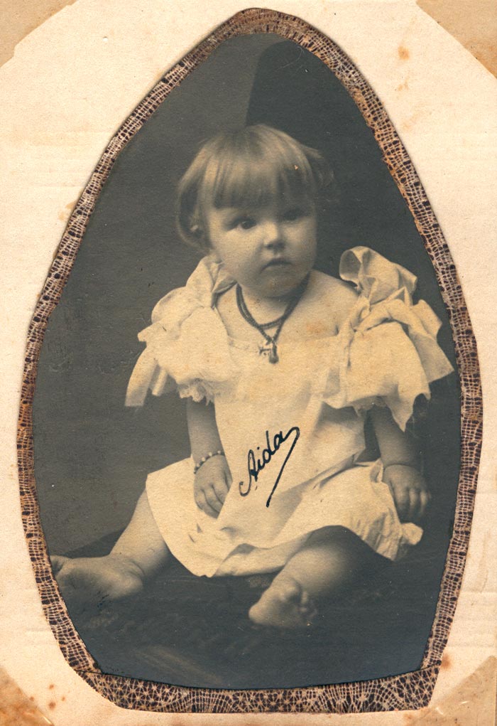 Aída Gnattali, Radamés' sister, one year old.