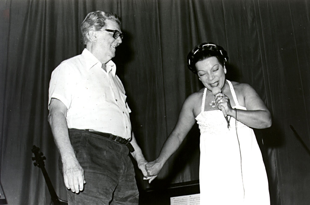 Radamés e Elizeth Cardoso, em 1980, apresentando-se em turnê pelo Brasil, com Joel Nascimento e a Camerata Carioca, pelo Projeto Pixinguinha. 
(foto: arquivo Funarte)