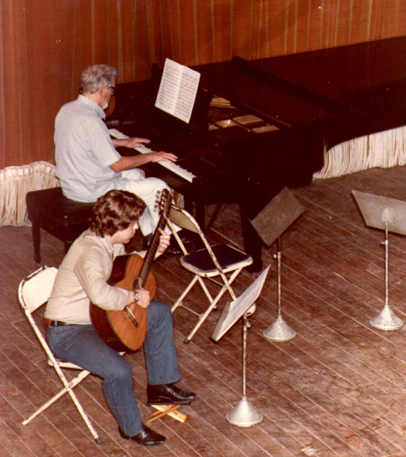 Radamés Gnattali and Raphael Rabello, in concert at the Leopoldo Miguez Hall, UFRJ School of Music, at the opening of the VII Panorama of Current Brazilian Music, in 1984. 
Photo: arquivo Radamés Gnattali