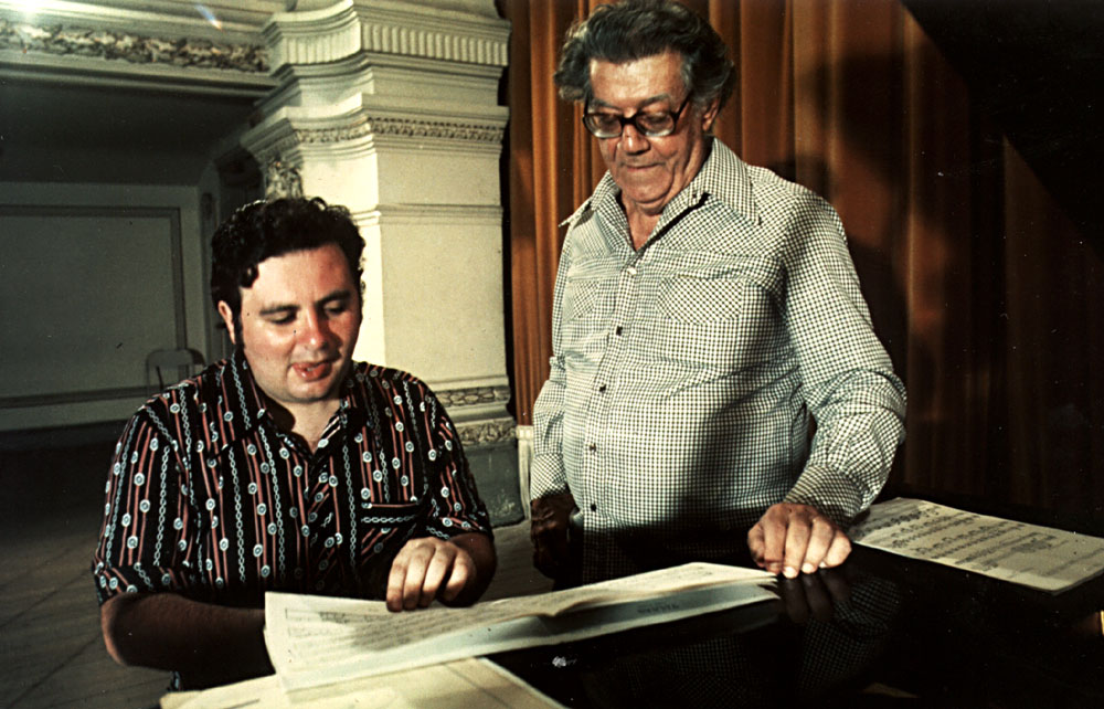 Radamés, com o pianista Roberto Szidon, durante a gravação de suas obras para piano solo, entre outras, a  Rapsódia Brasileira, Valsas, Tocata, para a gravadora alemã Deutsche Grammophon, em 1978.