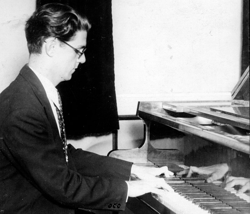 A PRE-8 Sociedade Rádio Nacional do Rio de Janeiro foi inaugurada em 12 de setembro de 1936. Contratado, desde logo, como pianista, Radamés passou a arranjador e maestro em pouco tempo. 
Foto: arquivo MIS