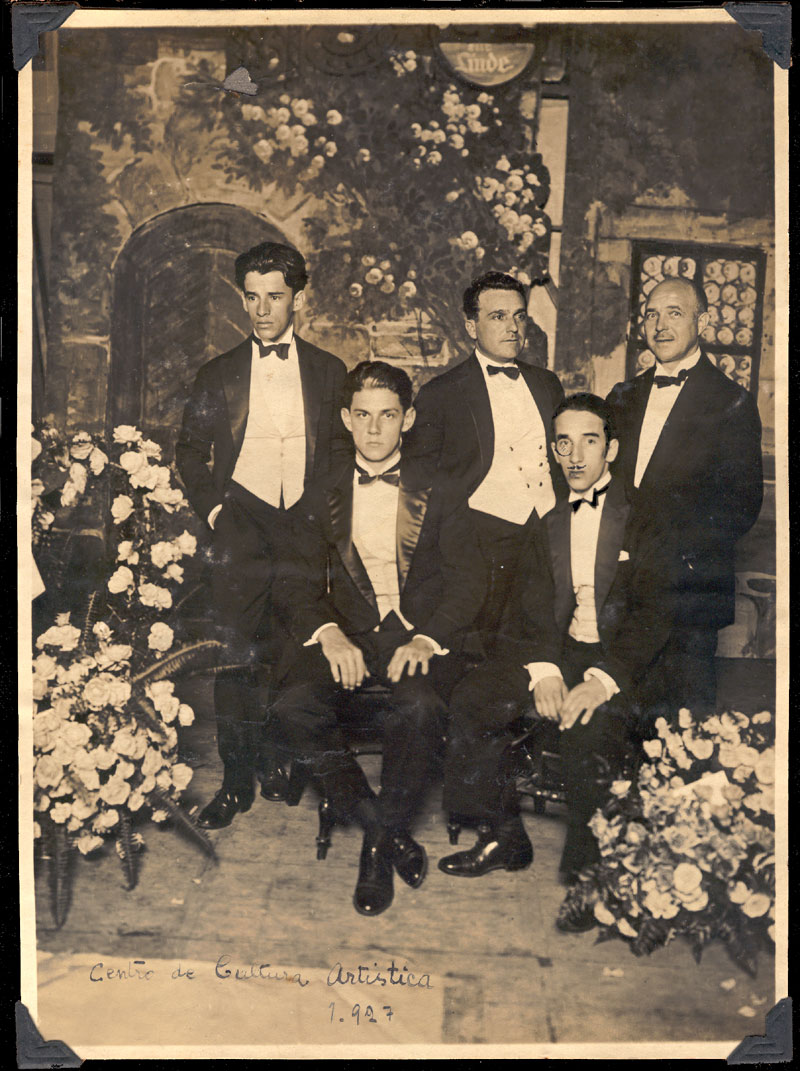 Henrique Oswald Quartet: from left to right, you see Luiz Cosme (2nd violin); seated, Radamés (viola) and Sotero Cosme (1st violin); standing, on the right, Carlos Kromer (cello). In the center is D'Allor, a bassist who joined the quartet eventually. Curiosity: Sotero's monocle and mustache were applied directly to the photo by Sotero himself, who, besides being a violinist, was also a designer and painter. Another cellist who was part of the quartet was the Italian Arduino Rogliano.